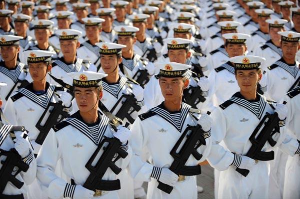 水兵穿这套服装走在那里都备受瞩目，但裤子为何设计成女式模样