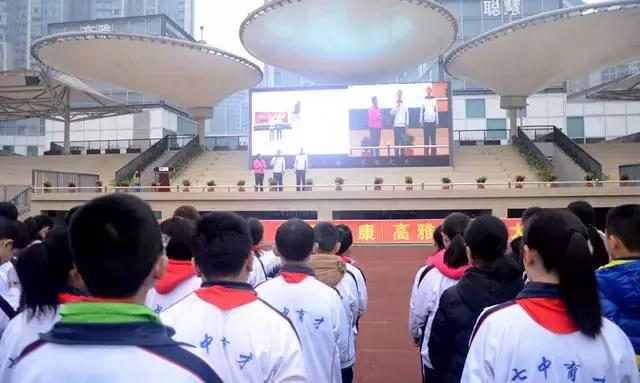 成都喝盖碗茶看川剧变脸图片,四川川剧变脸走进校园