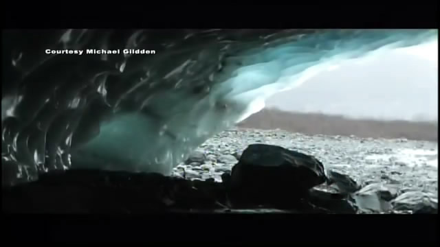 狗狗在野外发现了个洞穴,狗狗发现神秘洞穴