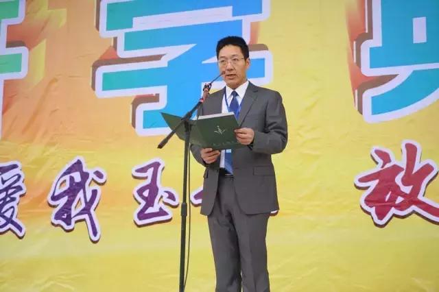 成都喝盖碗茶看川剧变脸图片,四川川剧变脸走进校园