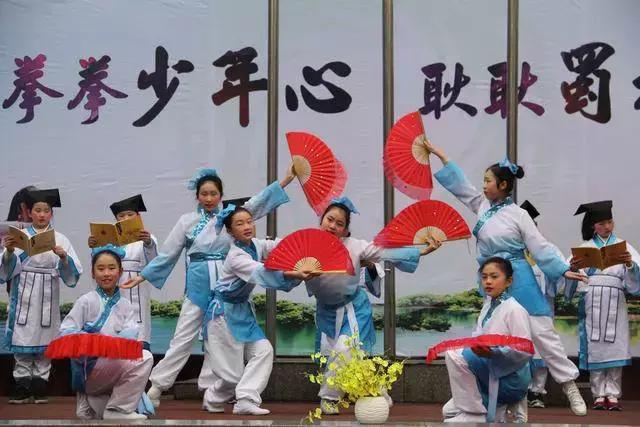 成都喝盖碗茶看川剧变脸图片,四川川剧变脸走进校园