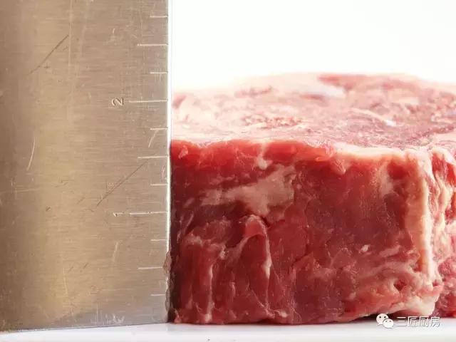 煎出鲜嫩牛排的做法,牛排怎么烤才能鲜嫩多汁
