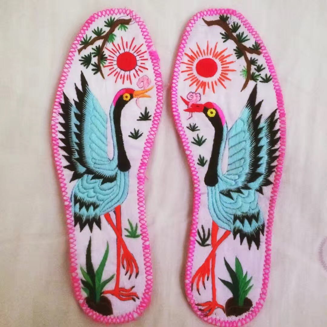 自己亲手做的绣花鞋垫真实图片,纯手工绣花鞋垫图片