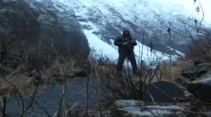 狗狗在野外发现了个洞穴,狗狗发现神秘洞穴