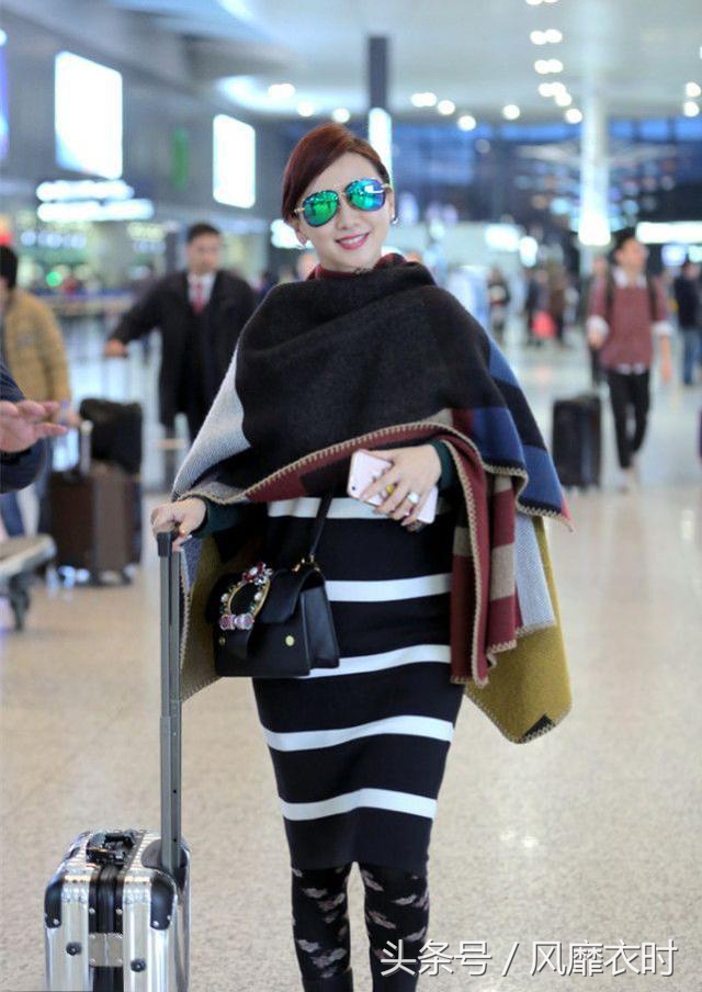 一年四季能够搭的披肩,超简单的减龄披肩