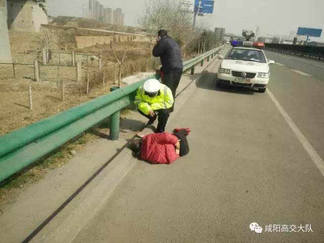 延安高交大队民警救火,高龄老人民警热心救助