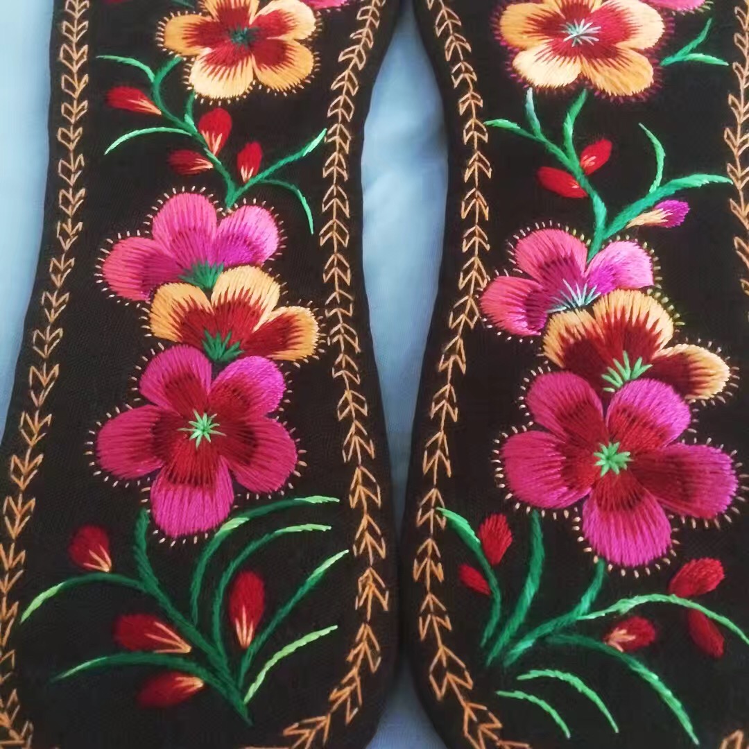 自己亲手做的绣花鞋垫真实图片,纯手工绣花鞋垫图片