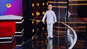 都在催谢娜当妈！没想到她早已练好带娃秘籍