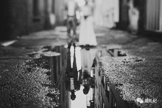 春天合适拍婚纱照的地方,雨天拍婚纱照也是别有一番风味