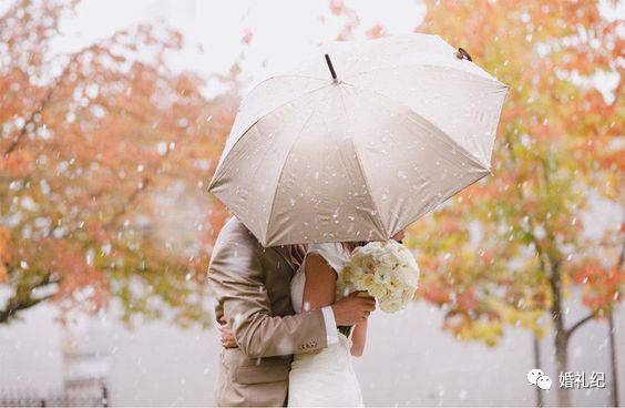 春天合适拍婚纱照的地方,雨天拍婚纱照也是别有一番风味