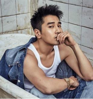 赵又廷有多宠妻了,赵又廷把婚戒戴在手上不离手