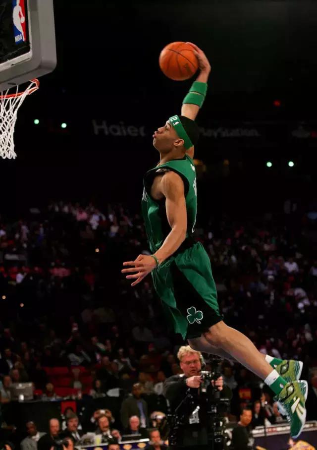 今年扣篮大赛上脚球鞋,乔丹扣篮大赛穿的球鞋