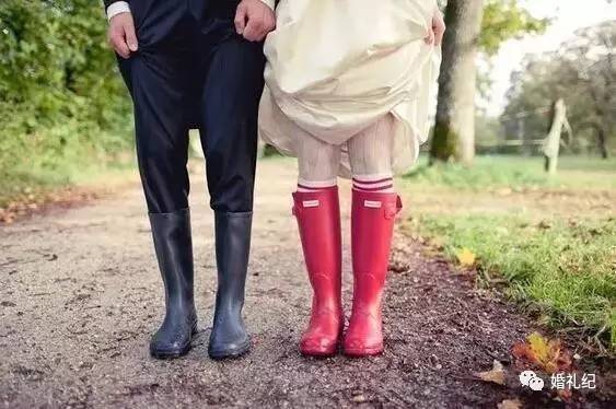 春天合适拍婚纱照的地方,雨天拍婚纱照也是别有一番风味