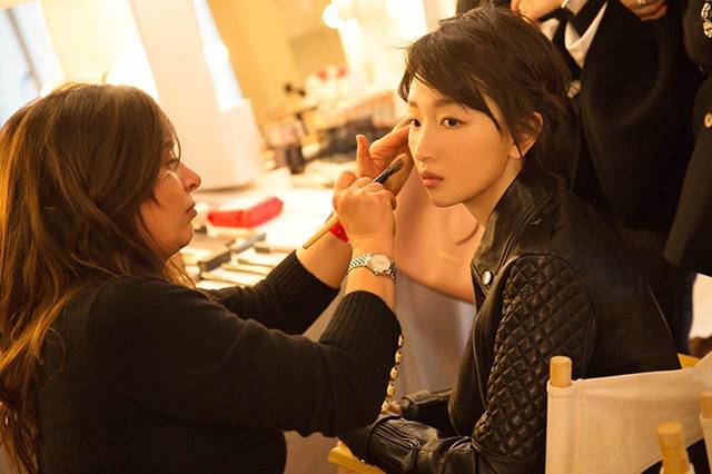 burberry看周冬雨视频,burberry黄色衣衫