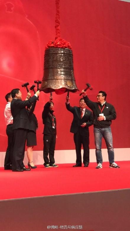 顺丰上市王卫敲钟视频,王卫带快递小哥敲钟