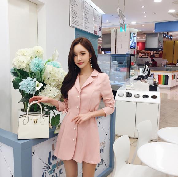 孙允珠粉红毛衣,孙允珠丝质露背连衣长裙