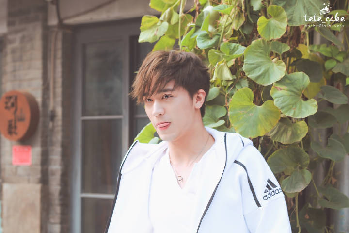 那些公认难穿的颜色，90后艺人许魏洲是怎么HOLD住的？