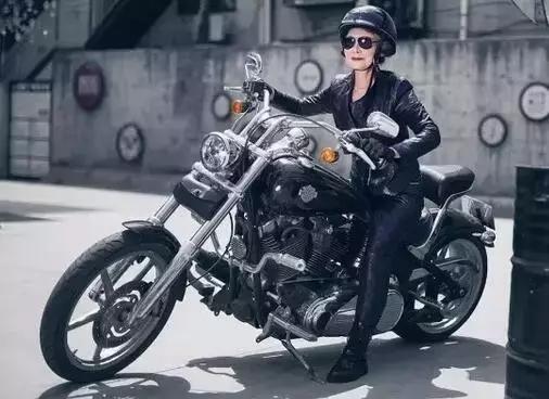 待我银发飘飘也要优雅到老图片,就算银发飘飘也要潇洒到老