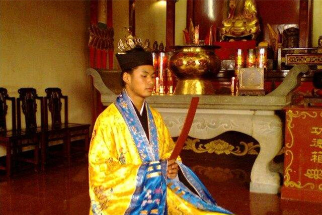 村民巫术吓村霸，道士巧妙化解，村霸低头