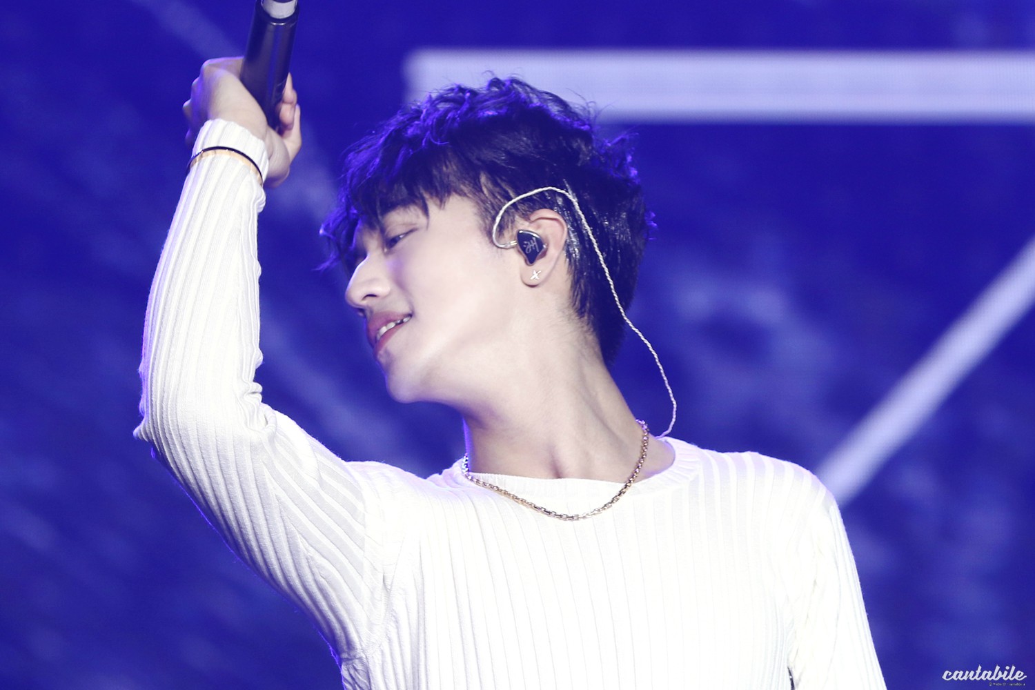 那些公认难穿的颜色，90后艺人许魏洲是怎么HOLD住的？