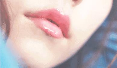 美女抹口红吻男神,涂上喜欢的口红吻最爱的他