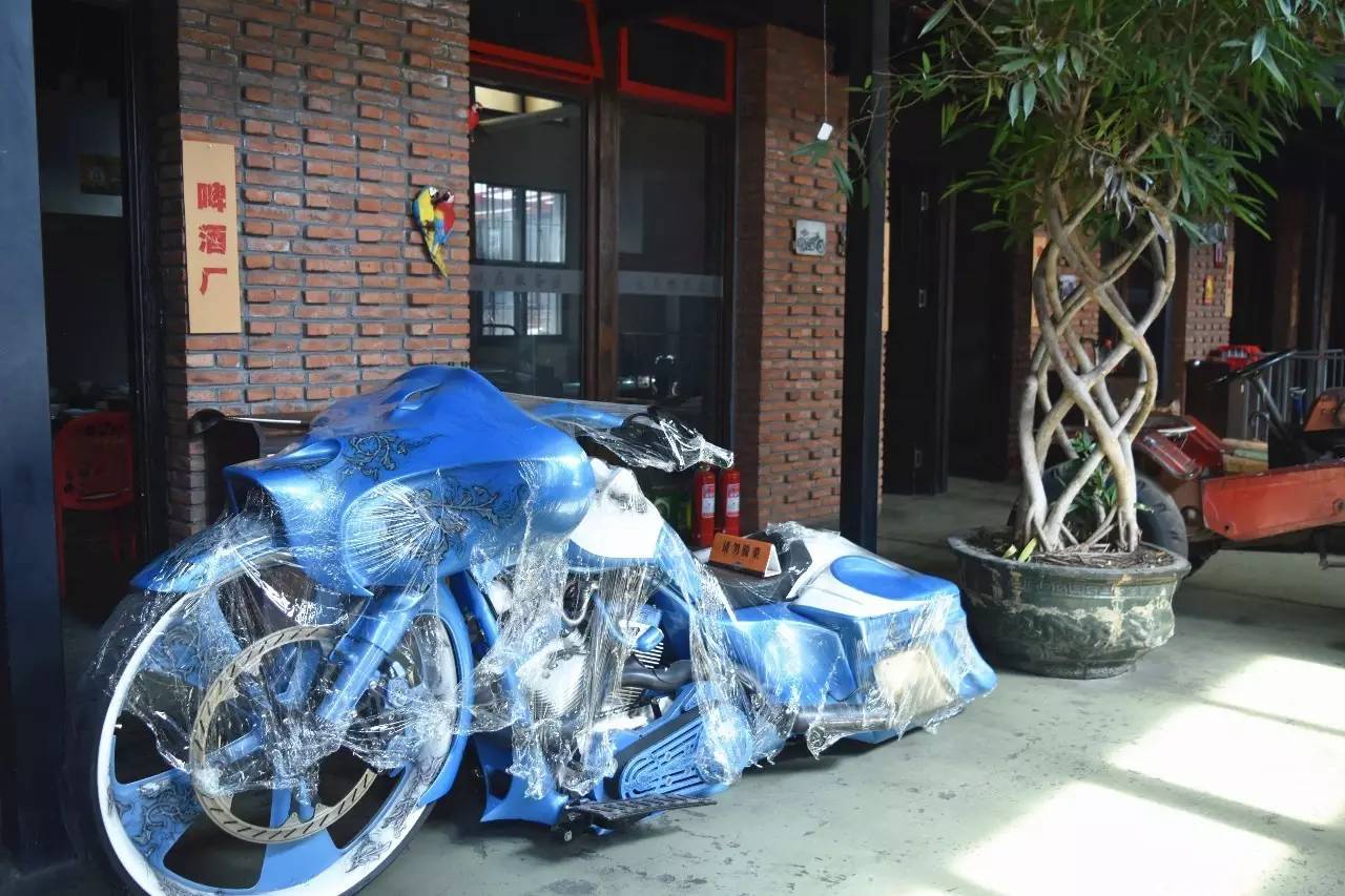 带一个名字里有字母Y的朋友来这家店就送钱！