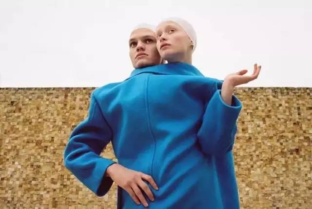 告别撞衫试试正流行的不对称衣服,合适40岁穿的小众品牌