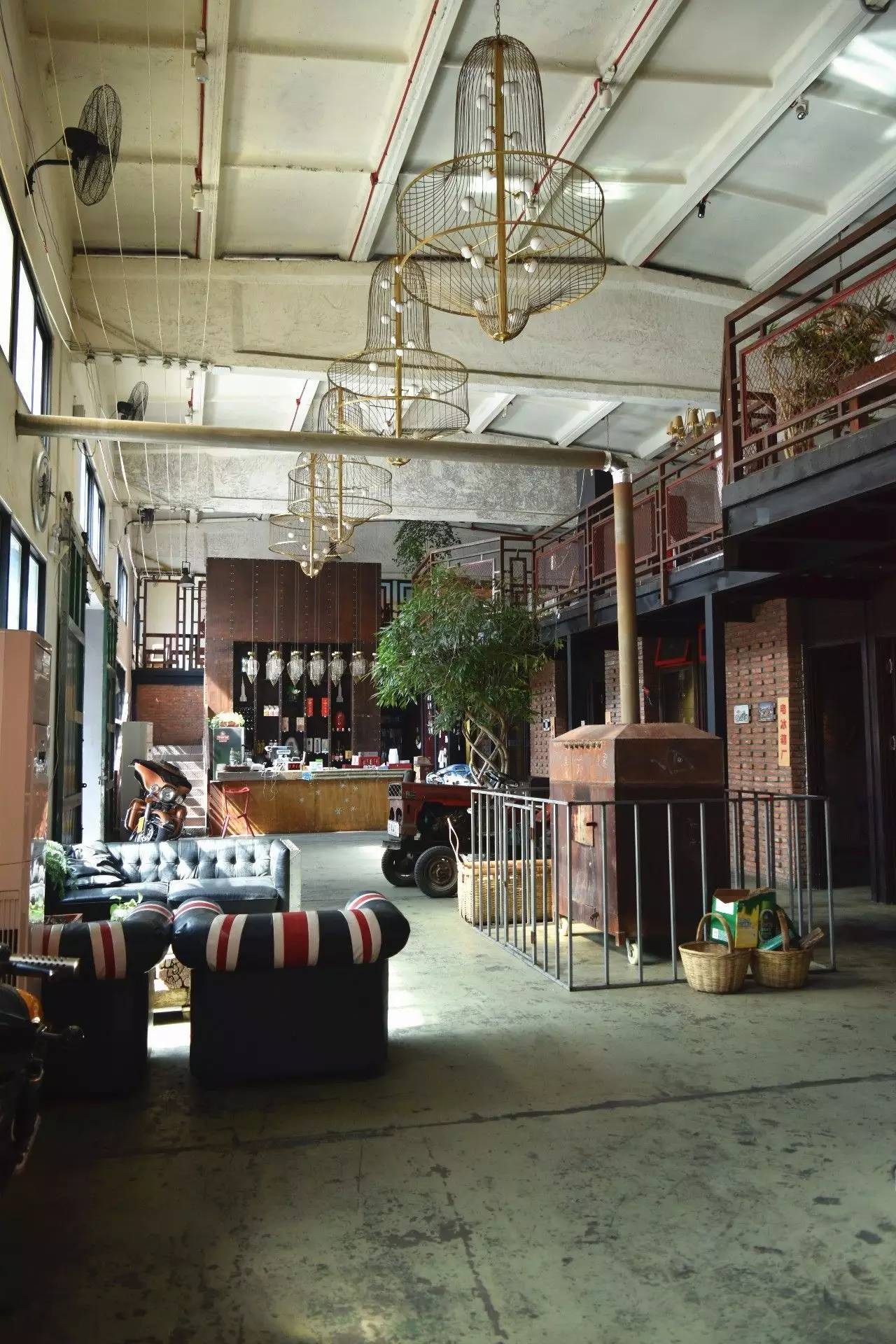 带一个名字里有字母Y的朋友来这家店就送钱！