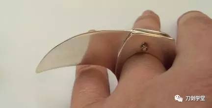美艳又危险！来看看这款“蛇蝎美人”戒指刀