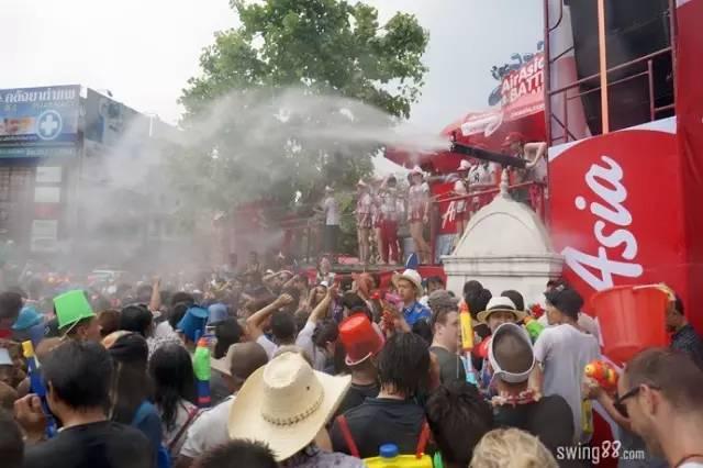 泰国泼水节真的很狂欢,泰国泼水节该去哪玩