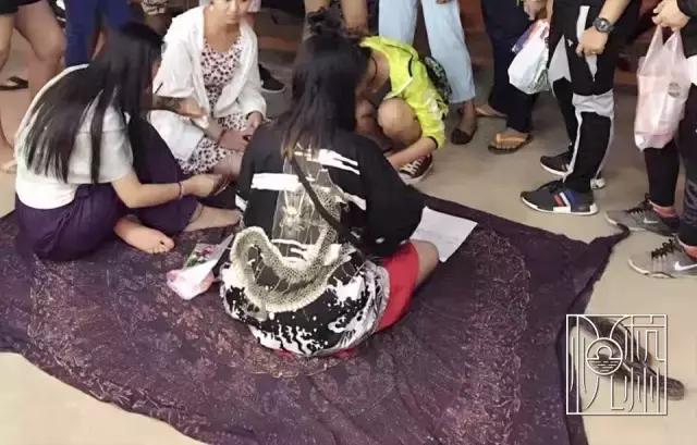 杭州夫妻靠摆摊走遍63个国家 (90后姑娘靠摆摊走遍7个国家)