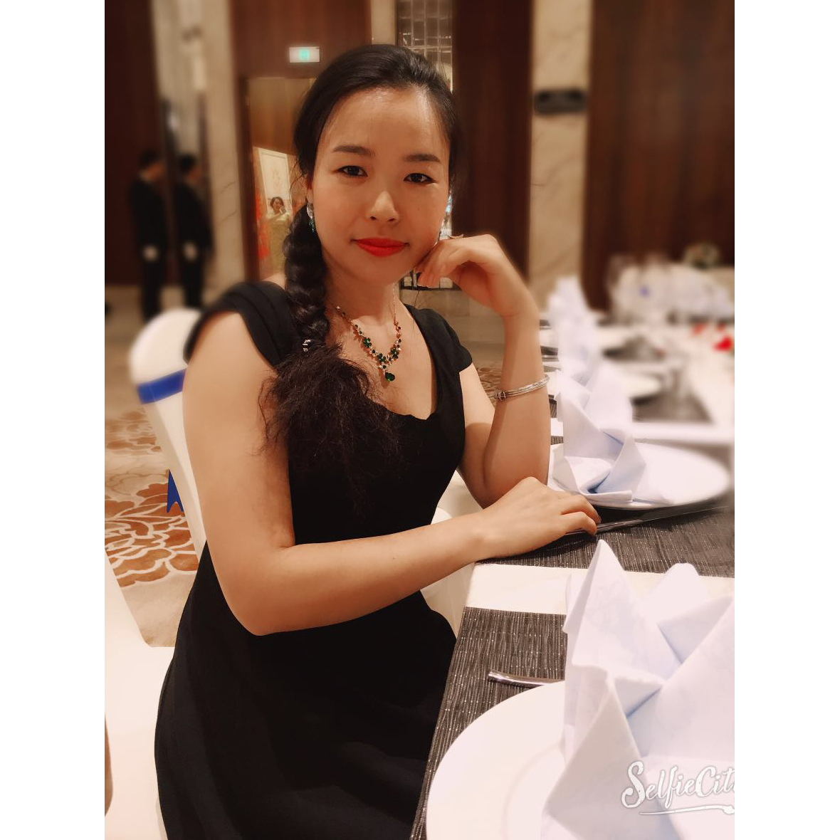 学了美容却去做保险，月薪4万的她为何选择合伙开美容院？