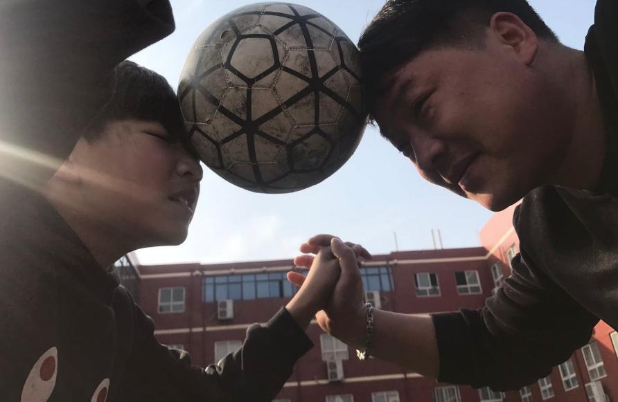 郑东新区永平路小学举办亲子足球文化节趣味活动“嗨翻天”