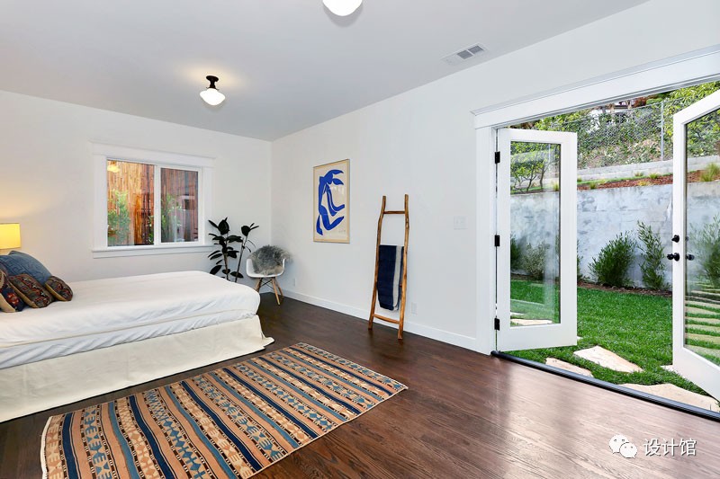 自建房与山融合,背靠石墙建房