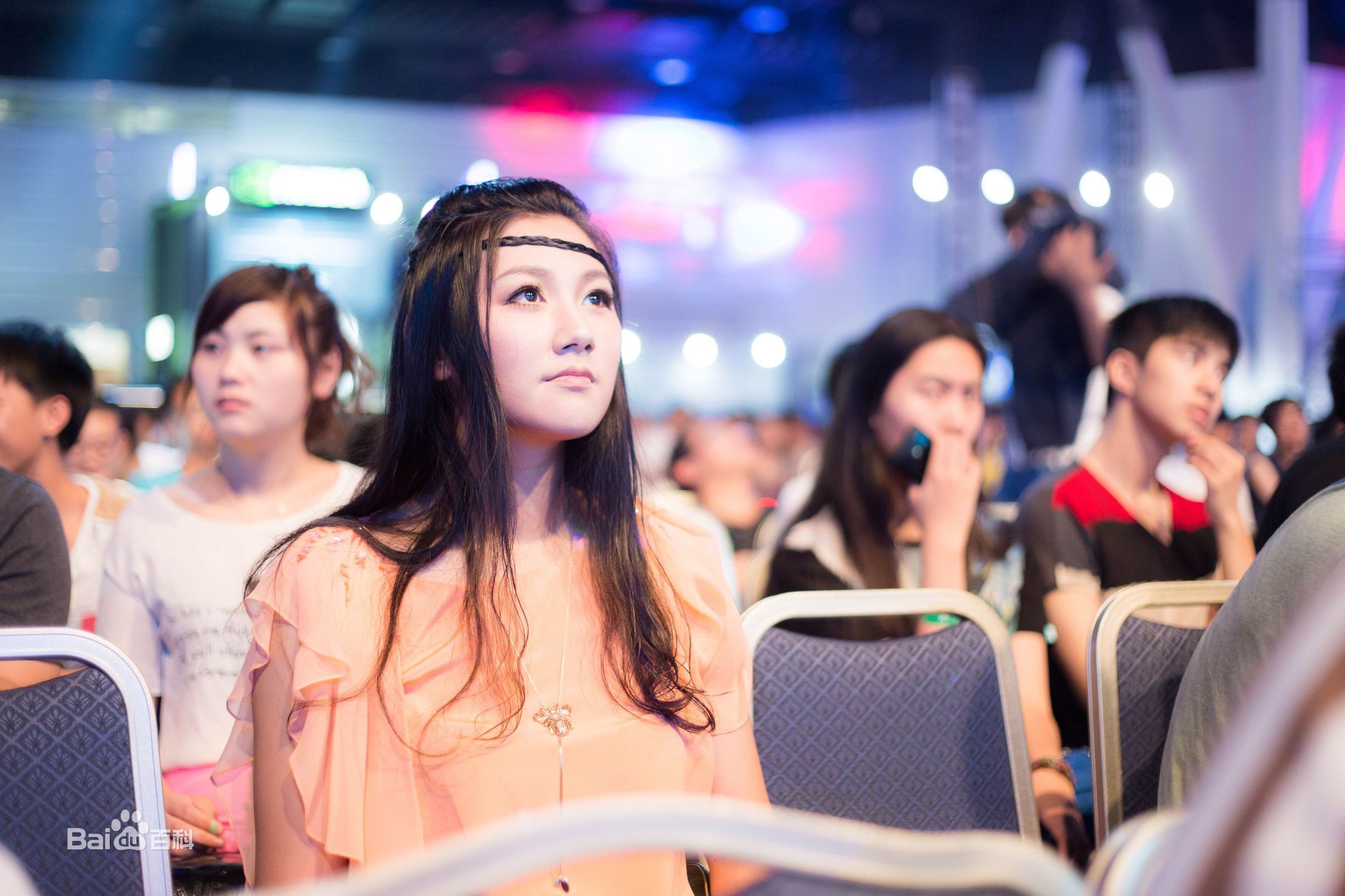 电脑游戏女玩家,和美女互动的电脑游戏