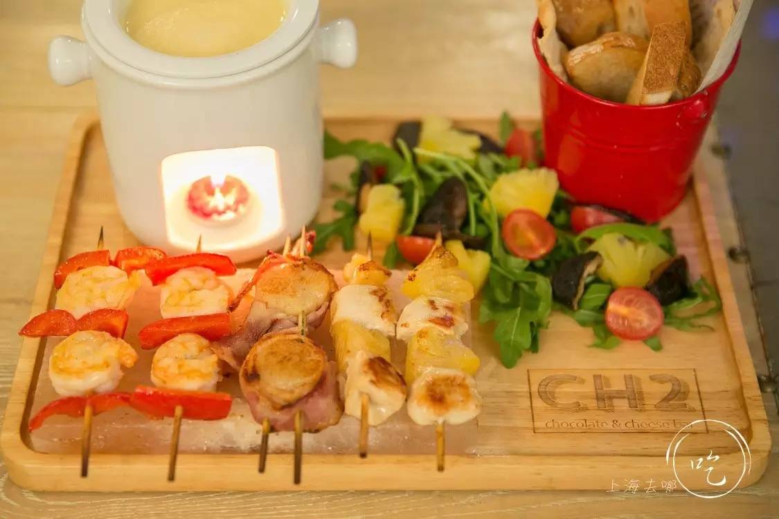 这家店靠一块INS美食博主的星空蛋糕，就把少女心秒成渣渣！涂红唇就打折，男生涂折更低！