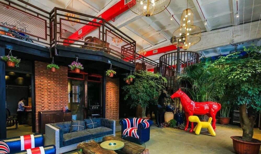 带一个名字里有字母Y的朋友来这家店就送钱！