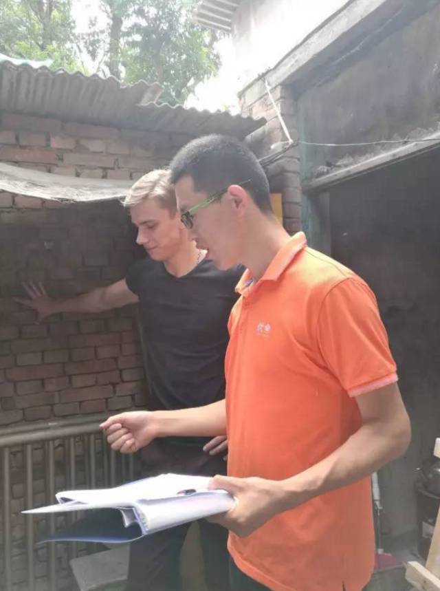 外国小鲜肉只花400元竟然租到了北京二环的房子，然而刚拿到房子的瞬间却差点哭了出来