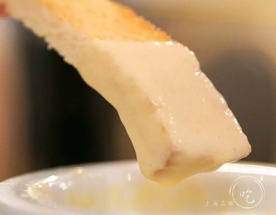 这家店靠一块INS美食博主的星空蛋糕，就把少女心秒成渣渣！涂红唇就打折，男生涂折更低！