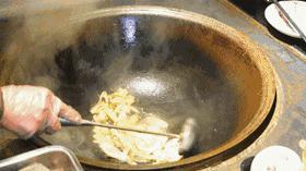 带一个名字里有字母Y的朋友来这家店就送钱！