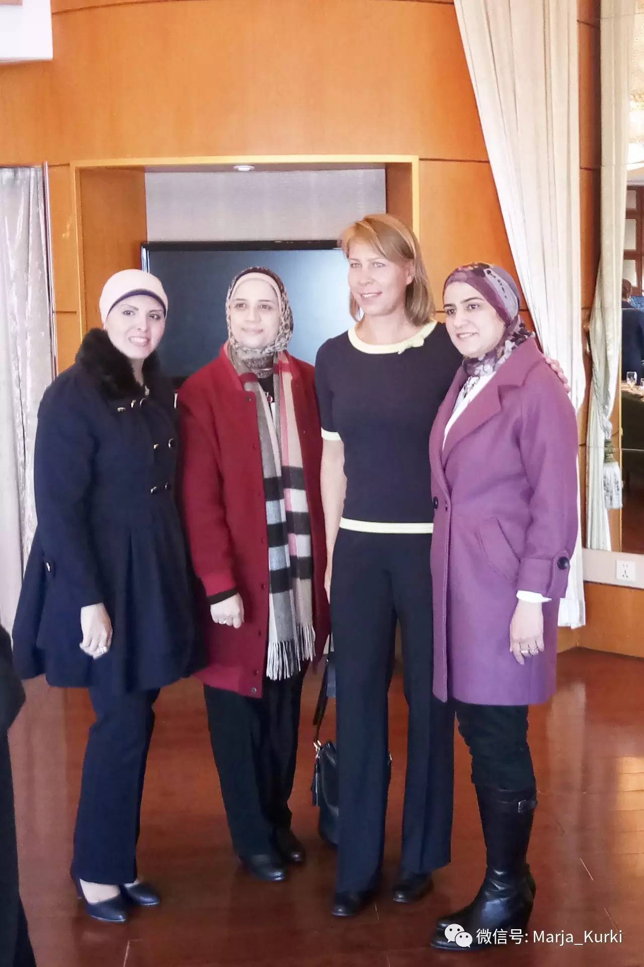 外交官夫人告诉你能够没有名牌包，但这个单品不能少！