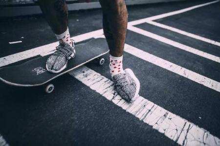 侃爷爆火的鞋叫什么,侃爷最近上脚的鞋子