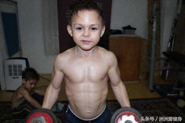 普通小孩的肌肉和肌肉男小孩对比,同样身高的肌肉男和普通人对比