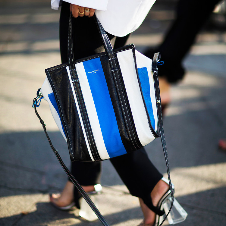 巴黎世家春运同款编织袋,背巴黎世家机车包骑机车