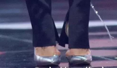 高跟鞋还是少穿吧，许多明星的高颜值，都毁在了一双脚上！