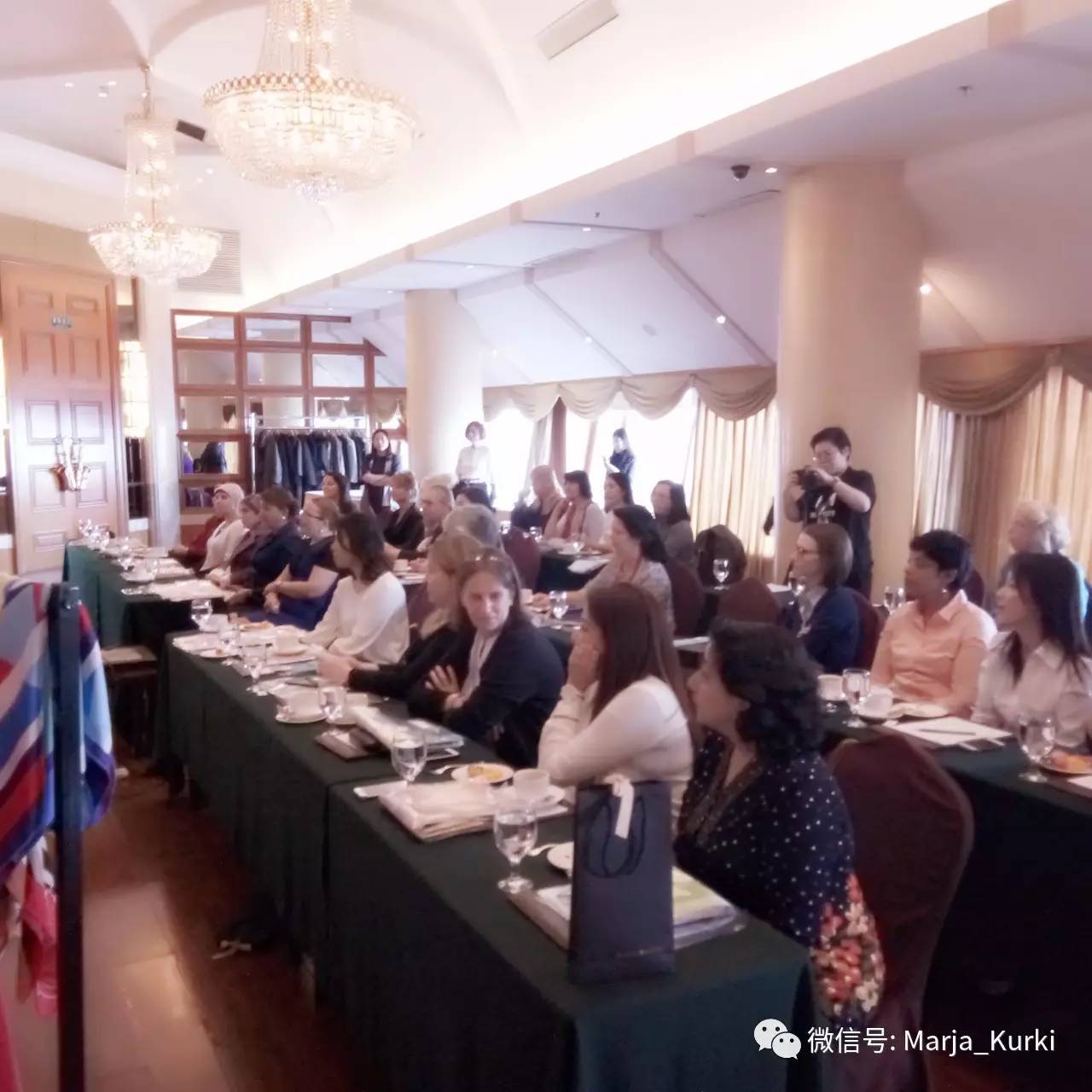 外交官夫人告诉你能够没有名牌包，但这个单品不能少！