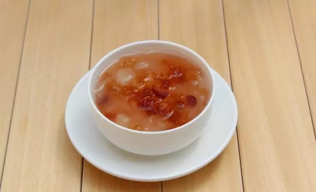 它被叫做美人泪，是桃树分泌的树脂，竟然能够稳血糖，降血脂