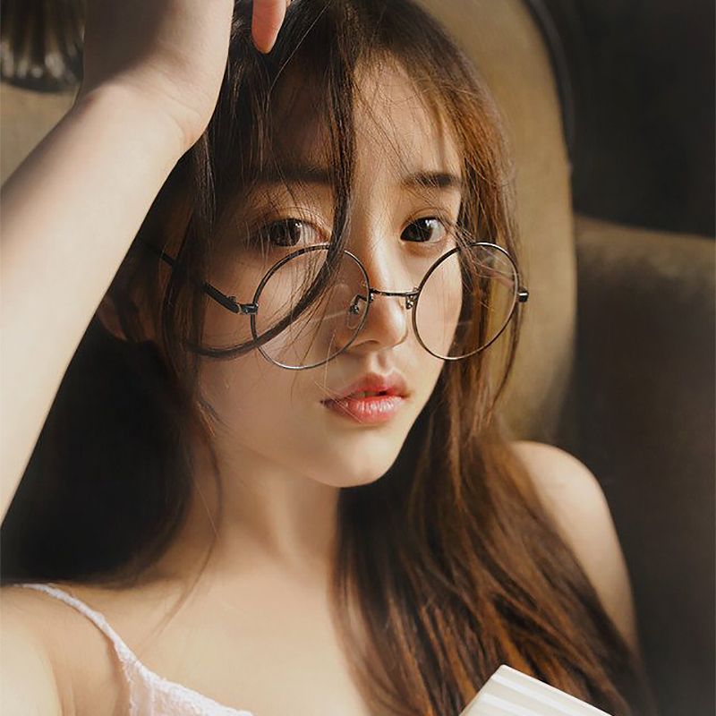 小脸配眼镜怎么选镜框,四眼妹合适什么镜框