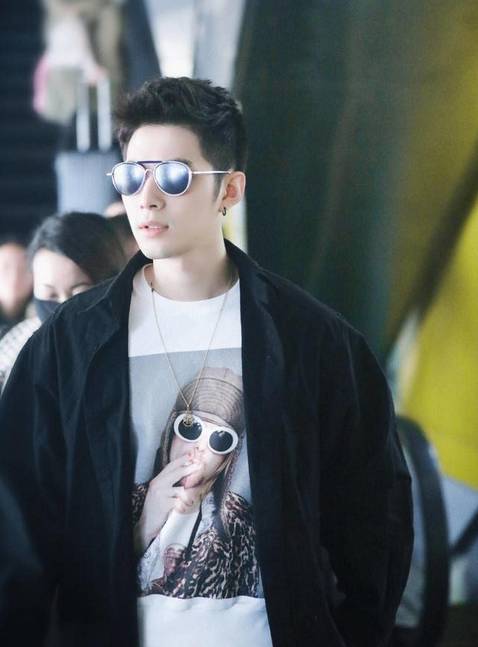 陈学东机场“板寸头”，引领17春男士发型新时尚