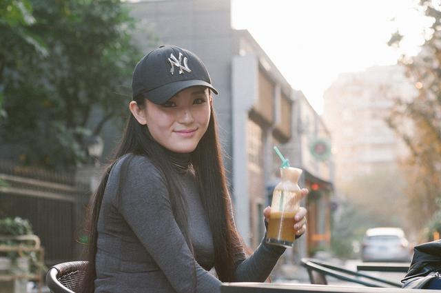 她是足球宝贝、蔡依林特邀舞者，丽水新素颜女神秀街拍魅力